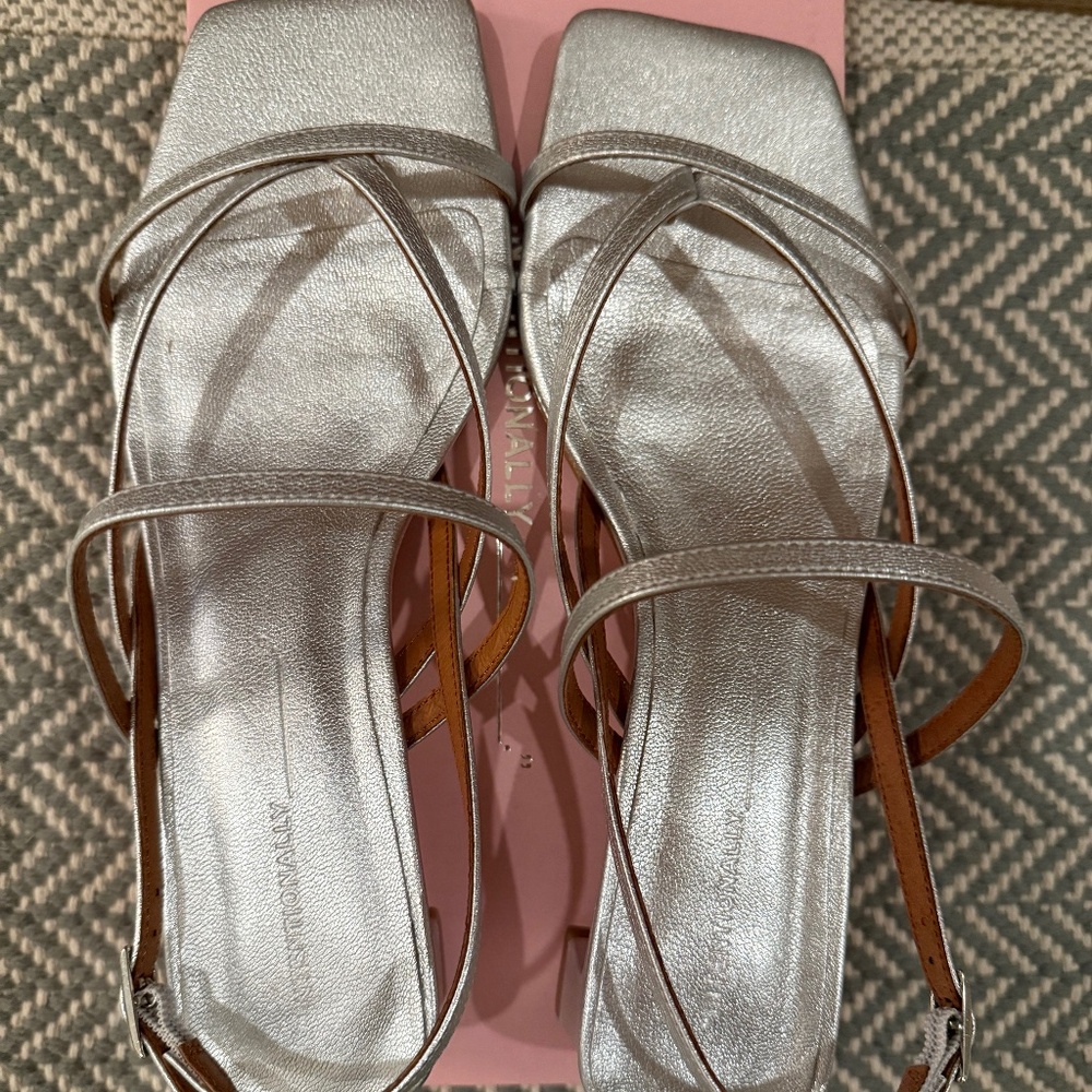 Intentionally Blank Pup Sandals Size 39 - Picture 4 of 13